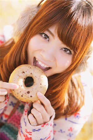 simsearch:859-03885419,k - Japanese Women Eating Donut Foto de stock - Direito Controlado, Número: 859-03885468