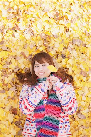 simsearch:859-03885419,k - Japanese Women Lying On Ginkgo Leaves Fotografie stock - Rights-Managed, Codice: 859-03885460