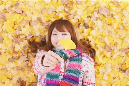 simsearch:859-03885419,k - Japanese Women Lying On Ginkgo Leaves Fotografie stock - Rights-Managed, Codice: 859-03885462