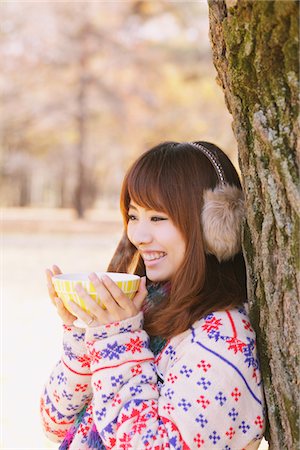 Japanese Women Leaning On Tree And Holding Cup Of Tea Fotografie stock - Rights-Managed, Codice: 859-03885473