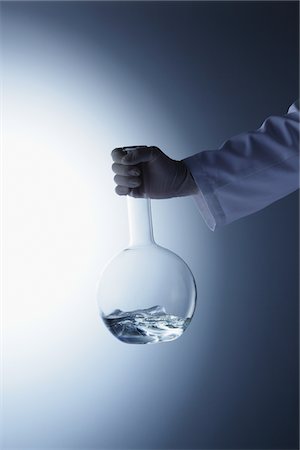 simsearch:670-03734266,k - Fiole d'exploitation scientifique Photographie de stock - Rights-Managed, Code: 859-03982257