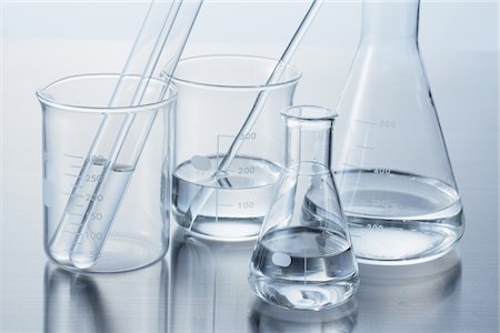 simsearch:670-03734302,k - Fiole d'Erlenmeyer et bécher Photographie de stock - Rights-Managed, Code: 859-03982284