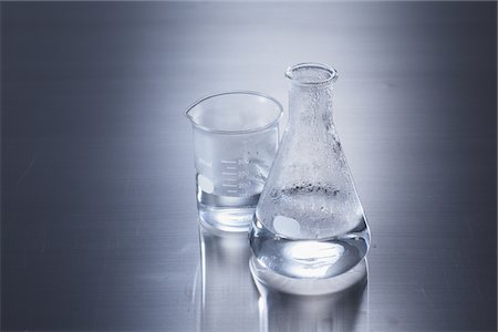 simsearch:859-03982283,k - Erlenmeyer Flask And Beaker Foto de stock - Con derechos protegidos, Código: 859-03982298