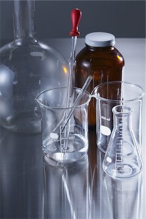 erlenmeyer flask and beaker - Matériel scientifique Photographie de stock - Rights-Managed, Code: 859-03982304