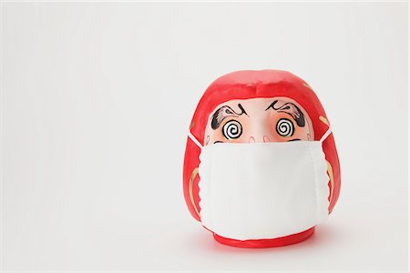 schwindlig - Traditionelle japanische Daruma Puppe Mundschutz tragen Stockbilder - Lizenzpflichtiges, Bildnummer: 859-03982385