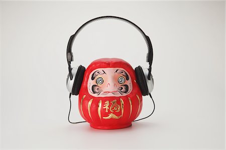 simsearch:859-03982407,k - Traditional Japanese Daruma Doll Wearing Headphones Foto de stock - Con derechos protegidos, Código: 859-03982382