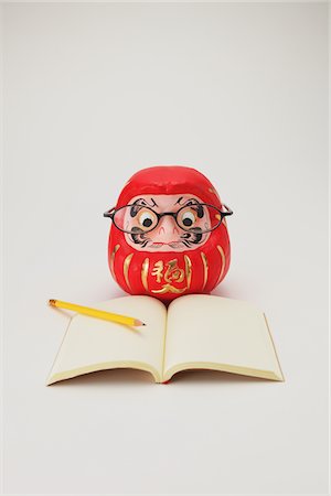 Poupée Daruma japonais traditionnel étudiant Photographie de stock - Rights-Managed, Code: 859-03982395