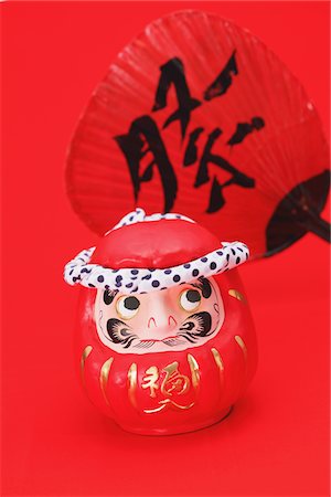 simsearch:859-03982399,k - Poupée Daruma japonais traditionnel port serre-tête Photographie de stock - Rights-Managed, Code: 859-03982435