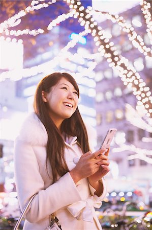 Femmes japonaises détenant de téléphone cellulaire Photographie de stock - Rights-Managed, Code: 859-03982525