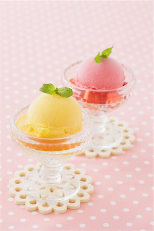 simsearch:652-03635763,k - Orange Sorbet And Strawberry Sorbet Stock Photo - Rights-Managed, Code: 859-03982620