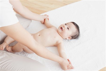 Mutter, die Massage für ihr Baby Stockbilder - Lizenzpflichtiges, Bildnummer: 859-03982679