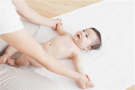 simsearch:6102-08558820,k - Mutter, die Massage für ihr Baby Stockbilder - Lizenzpflichtiges, Bildnummer: 859-03982679