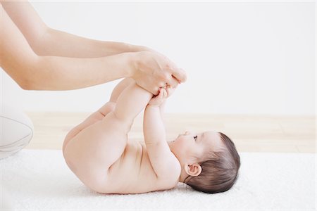 simsearch:649-08119446,k - Mother Massaging Her Baby Daughter Foto de stock - Con derechos protegidos, Código: 859-03982741