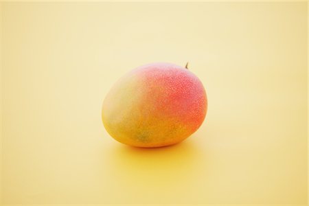 Pomme et mangue sur fond jaune Photographie de stock - Rights-Managed, Code: 859-03982993