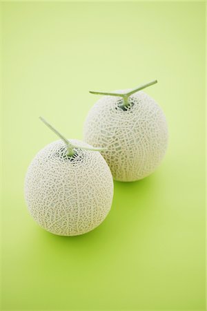 simsearch:6113-07565179,k - Deux Melons (Melon de Earl) sur fond vert Photographie de stock - Rights-Managed, Code: 859-03983002