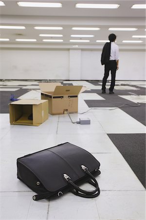 falling with box - Businessman Standing At Deserted Office Foto de stock - Con derechos protegidos, Código: 859-03983030