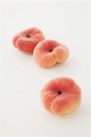 simsearch:695-05780075,k - Donut Peaches sur fond blanc Photographie de stock - Rights-Managed, Code: 859-03983046