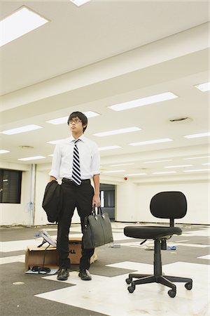 falling with box - Businessman Standing At Deserted Office Foto de stock - Con derechos protegidos, Código: 859-03983041