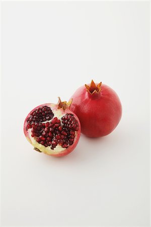 Whole And Half Sliced Pomegranate On White Background Foto de stock - Con derechos protegidos, Código: 859-03983054