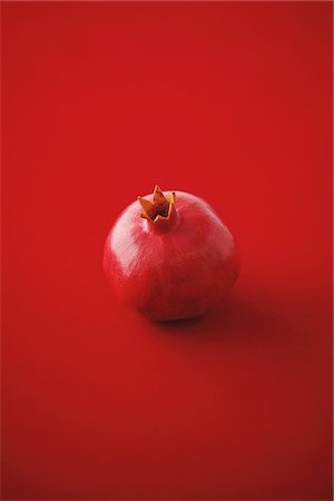 simsearch:859-03983011,k - Pomegranate On Red Background Foto de stock - Con derechos protegidos, Código: 859-03983058