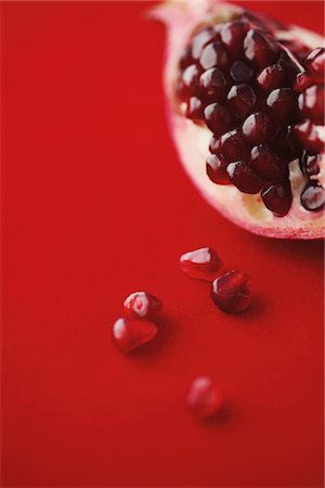 Close Up Of Pomegranate Seeds On Red Background Foto de stock - Con derechos protegidos, Código: 859-03983066