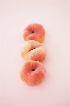 simsearch:614-02048772,k - Close Up Of Three Donut Peaches Foto de stock - Con derechos protegidos, Código: 859-03983091