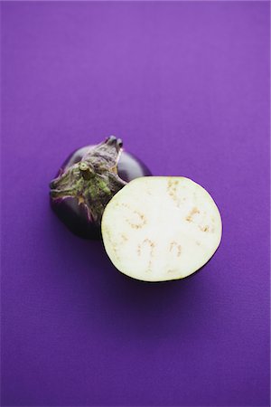 eggplant - Italian Eggplant Cross Section On Purple Background Foto de stock - Con derechos protegidos, Código: 859-03983150