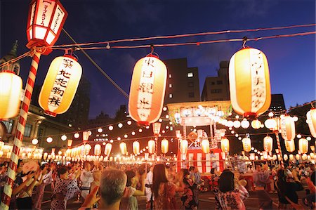 símbolo religioso - Crowd At Bon Odori Dance Festival Foto de stock - Con derechos protegidos, Código: 859-03983216