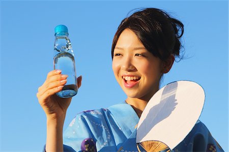 simsearch:859-03983228,k - Jeune femme japonaise en Yukata sur fond de ciel bleu Photographie de stock - Rights-Managed, Code: 859-03983234