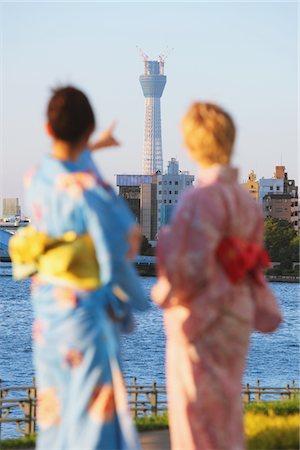 simsearch:859-03983228,k - Deux jeunes femmes debout en front de mer en Yukata Photographie de stock - Rights-Managed, Code: 859-03983235