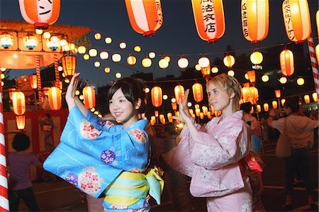 Frauen tragen Yukata Durchführung Bon Tanz Festival Matsuri Stockbilder - Lizenzpflichtiges, Bildnummer: 859-03983245