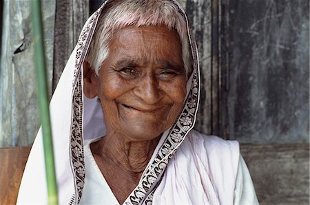 Portrait de femme senior souriant, Bangladesh Photographie de stock - Rights-Managed, Code: 851-02958776