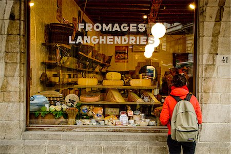 faire du lèche-vitrines - Tourisme à la recherche dans la vitrine de Fromagerie, Bruxelles, Belgique Photographie de stock - Rights-Managed, Code: 851-02958809