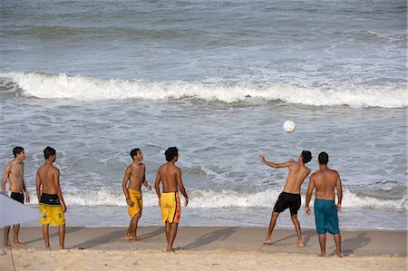 Playing football on the beach,Ponta Negra,Natal,Brazil Foto de stock - Con derechos protegidos, Código: 851-02958884