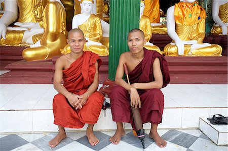 Moines bouddhistes s'asseoir à l'extérieur de la pagode Shwedagon de Rangoon, en Birmanie Photographie de stock - Rights-Managed, Code: 851-02958921