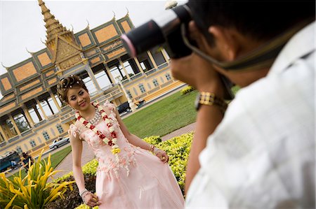 simsearch:851-02959457,k - Man taking picture young woman front of Royal Palace,Phnom Penh,Cambodia Foto de stock - Direito Controlado, Número: 851-02958997