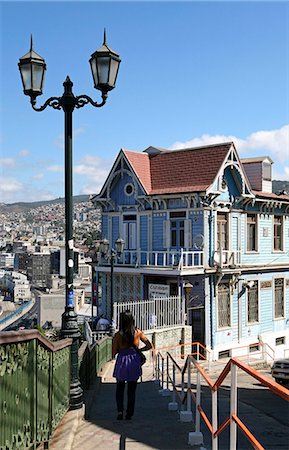 Femme Amérique du Sud vers le bas de la rue, Valparaiso, Chile Photographie de stock - Rights-Managed, Code: 851-02959046