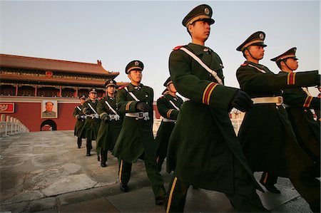 plaza de tiananmen - Beneath the portrait of Chairman Mao Zedong,Chinese soldiers keep guard outside the Forbidden City,Tiananmen Square,Beijing,China Foto de stock - Con derechos protegidos, Código: 851-02959078