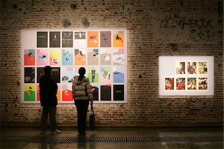 Locals viewing contemporary art at The 798 Space Gallery,located in Beijing's thriving artist's quarter,The 798 District,Dashanzi Art District,Dashanzi,Chaoyang,Beijing,China Foto de stock - Con derechos protegidos, Código: 851-02959085