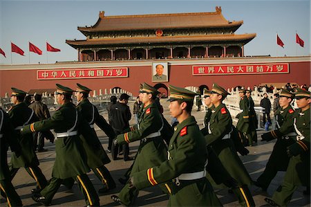 plaza de tiananmen - Beneath the portrait of Chairman Mao Zedong,marching Chinese soldiers keep guard outside the Forbidden City,Tiananmen Square,Beijing,China Foto de stock - Con derechos protegidos, Código: 851-02959083