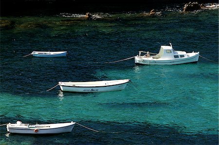 simsearch:851-02959328,k - Bisevo,Croatia. Blue/green water of Bisevo Island harbour. Foto de stock - Direito Controlado, Número: 851-02959297
