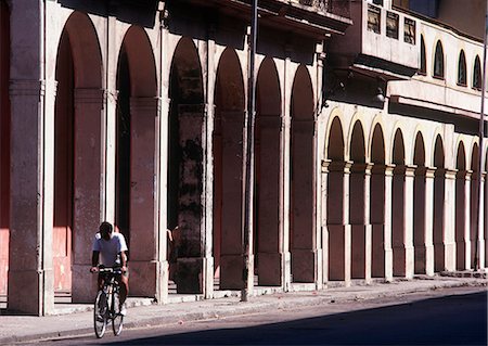 simsearch:851-02959949,k - Cycling through the streets,Old Havana,Cuba. Foto de stock - Direito Controlado, Número: 851-02959351