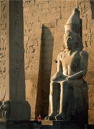 Tourisme lecture guidebook à l'Obélisque, Temple de Luxor, Luxor, Égypte Photographie de stock - Rights-Managed, Code: 851-02959582