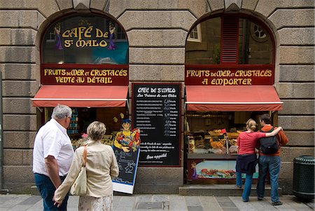 st malo - Gens ont accès à un magasin de poissons à St Malo, Bretagne, France Photographie de stock - Rights-Managed, Code: 851-02959674