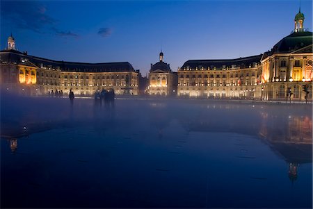 simsearch:851-02959686,k - Place de la Bourse pendant la nuit, Bordeaux, France Photographie de stock - Rights-Managed, Code: 851-02959682