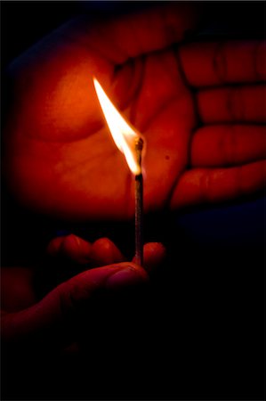 fire in hands - Lighing a match,close up Foto de stock - Con derechos protegidos, Código: 851-02959690