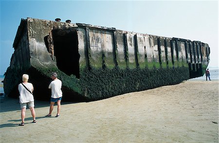 ponton - Pontoon on beach,Arromanches,Normandy,France. Foto de stock - Con derechos protegidos, Código: 851-02959710