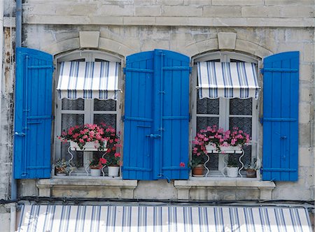 simsearch:851-02960908,k - Detail of flowerboxes in window of house in Arles,Provence,France. Foto de stock - Con derechos protegidos, Código: 851-02959787