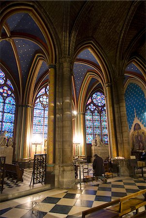 simsearch:851-02959831,k - Un homme en prière à l'intérieur de la cathédrale de Notre Dame du Paris, Paris, France Photographie de stock - Rights-Managed, Code: 851-02959828