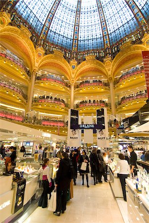 simsearch:851-02959859,k - Shoppers under the domed central area of Galeries Lafayette,Paris,France Foto de stock - Con derechos protegidos, Código: 851-02959860
